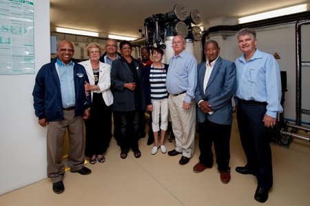 Die groep betrokkenes tydens die amptelike ingebruikstelling van Baardskeerdersbos se R7m Watersuiweringswerke, met vlnr rdl Rudolph Smith, Coenie Groenewald, Andrew Theunissen (Ikusasa), rdv Nicolette Botha-Guthrie (Overstrandse Uitvoerende Burgemeester), Stephanus Victor (Ikusasa), HanrÃ© Blignaut, Kobus Richter (Ikusasa), Jimmy Deane (Ikusasa) en Pierre Appollis (Ikusasa).